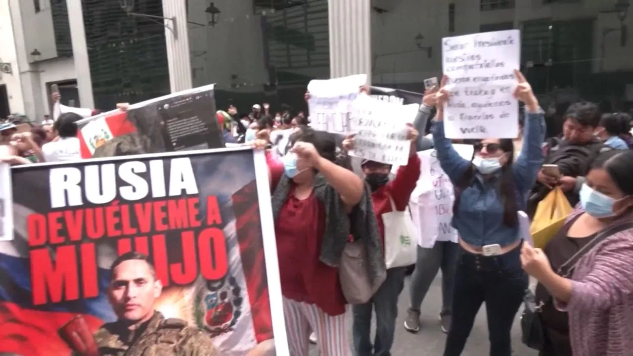 <p>Peruanos afirman que les prometieron empleos en Rusia, pero terminaron en la primera línea del frente en Ucrania.</p>
