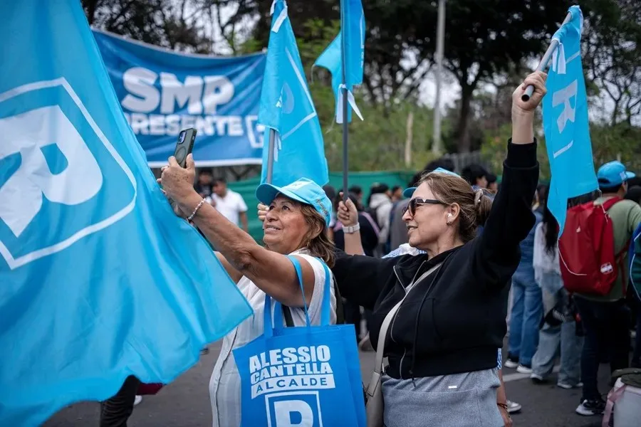 Fotografía de archivo en la que se observa a simpatizantes del candidato a la Alcaldía de Lima por el partido Revolución Popular, Rafael López Aliaga, en Lima (Perú). EFE/ John Reyes Mejía