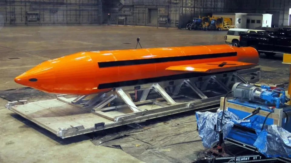 Un arma de explosión aérea de gran magnitud (MOAB, por sus siglas en inglés) en la base aérea de Eglin, Florida, el 11 de marzo de 2003. - Departamento de Defensa/Getty Images/Archivo