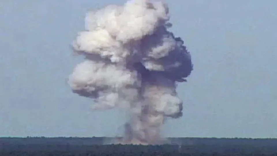 La bomba GBU-43/B, también conocida como MOAB, detona durante una prueba en la base aérea de Eglin, Florida, el 21 de noviembre de 2003 - Fuerza Aérea de EE.UU./Imagen cedida/Reuters