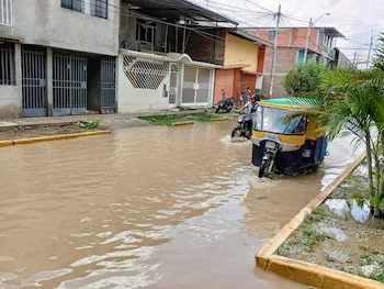 Las ciudades de Piura y Tumbes reportan aniegos y activación de quebradas por precipitaciones superiores a los registros habituales.