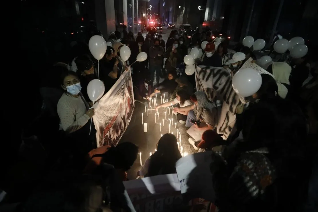 Un grupo de familiares de peruanos enviados a Rusia se reunió frente al Ministerio de Relaciones Exteriores para realizar una vigilia exigiendo su regreso seguro el 7 de mayo de 2026, en Lima, Perú.