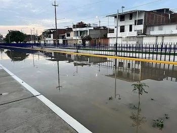 El Senamhi advierte sobre la persistencia de lluvias torrenciales en Piura hasta marzo, con riesgos de nuevos desbordes.