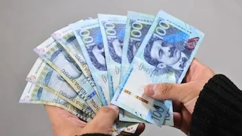 Mano con billetes de 100 soles