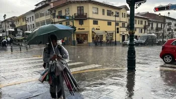 La acumulación de agua en las calles de Chulucanas obligó a interrumpir la procesión del Señor de los Milagros.